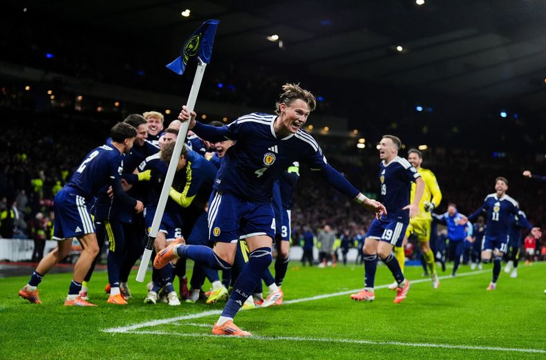 Scott McTominay, de Escocia, celebra con sus compañeros de equipo después de que Kenny McLean anotara su cuarto gol en el juego de fútbol de clasificación Europea para la Copa del Mundo de 2026 entre Escocia y Dinamarca en Hampden Park, Glasgow, Escocia, el martes 18 de noviembre de 2025. (Andrew Milligan/PA vía AP)