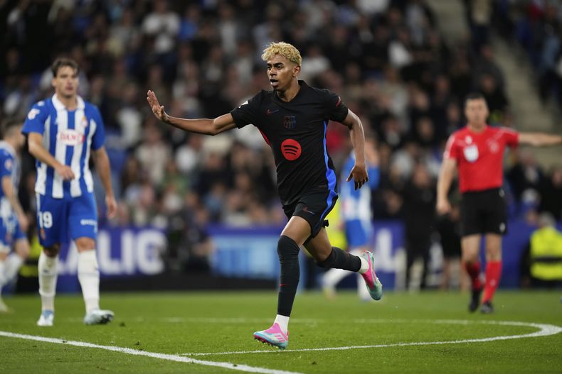 Lamine Yamal tras anotar el primer gol del Barcelona en la victoria 2-0 ante el Espanyol en el partido de la Liga española, el jueves 15 de mayo de 2025, en Barcelona. (AP Foto/José Bretón)