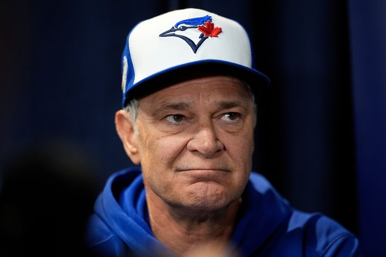 ARCHIVO - Foto del jueves 23 de octubre del 2025, el entrenador de banca de los Azulejos de Toronto Don Mattingly en el día de medios de la Serie Mundial. (AP Foto/David J. Phillip, Archivo)