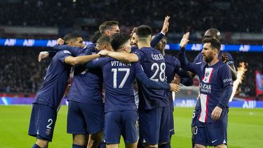 Los jugadores del Paris Saint-Germain celebran el gol de Kylian Mbappé en el partido contra Lens en la liga francesa, el sábado 15 de abril de 2023. (AP Foto/Michel Euler)
