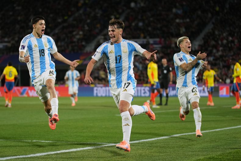 Mateo Silvetti celebra tras anotar el gol de Argentina para vencer 1-0 a Colombia en las semifinales del Mundial Sub20, el miércoles 15 de octubre de 2025, en Santiago, Chile. (AP Foto/Gustavo Garello)
