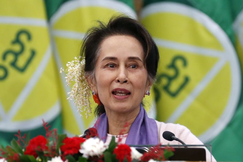 ARCHIVO - La entonces líder de Myanmar Aung San Suu Kyi ofrece un discurso en Naipyidó, Myanmar, el 28 de enero de 2020. El gobierno militar de Myanmar ha reducido las condenas de prisión de la depuesta líder Aung San Suu Kyi, en una muestra de clemencia asociada a una ceremonia religiosa, según indicaron medios estatales el martes 1 de agosto de 2023. (AP Foto, Archivo)