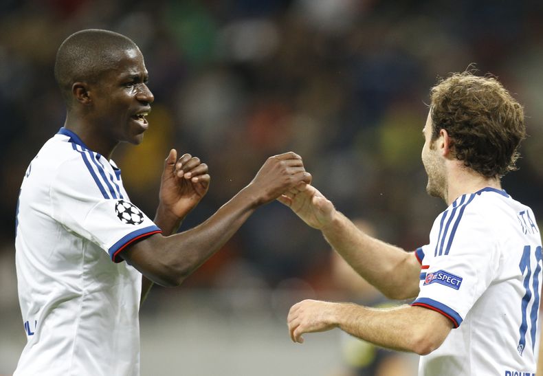 El jugador espa&ntilde;ol de Chelsea, Juan Mata, derecha, festeja con su compa&ntilde;ero Ramires tras un gol contra Steaua de Bucarest en la Liga de Campeones el martes, 1 de octubre de 2013, en Bucarest. (AP Photo/Vadim Ghirda)