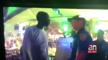 investigan a policia de miami beach que noqueo de un brutal golpe a un hombre