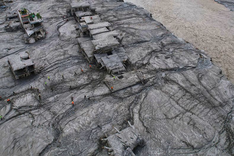 Una imagen tomada con un dron muestra a rescatistas inspeccionando la zona y las estructuras dañadas tras recientes inundaciones repentinas a orillas del río Trishuli, en la zona de Devighat, en el distrito de Nuwakot, Nepal, el 29 de agosto de 2026. (AP Foto/Rajesh Kumar Singh)