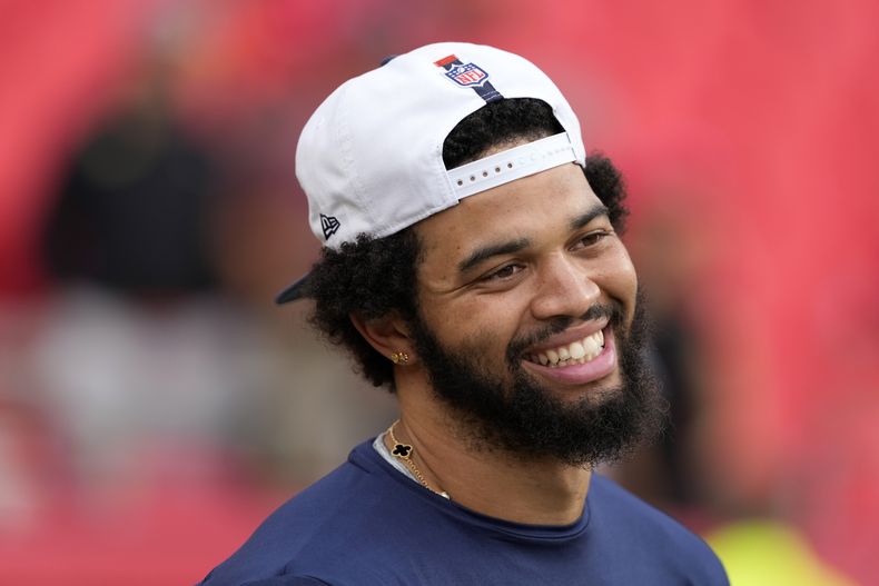 El mariscal de campo de los Chicago Bears, Caleb Williams, calienta antes del inicio de un partido de pretemporada de la NFL contra los Kansas City Chiefs, el jueves 22 de agosto de 2024, en Kansas City, Missouri. (AP Foto/Ed Zurga)