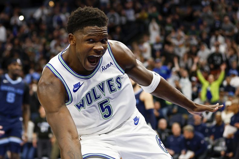 Anthony Edwards, de los Timberwolves de Minnesota, festeja su volcada frente a los Grizzlies de Memphis en la segunda mitad del duelo del jueves 18 de enero de 2024 (AP Foto/Matt Krohn)