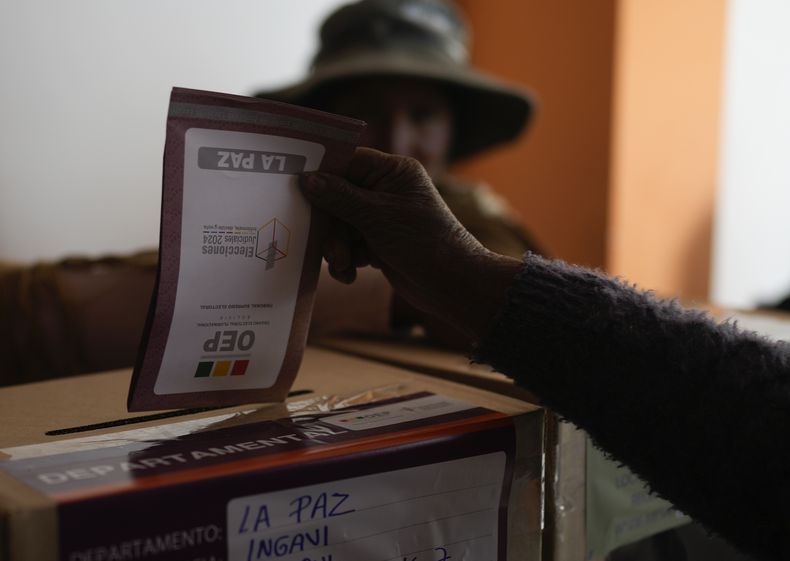 Una mujer aymara emite su voto durante las elecciones judiciales en Guaqui, Bolivia, el domingo 15 de diciembre de 2024. El Tribunal Supremo Electoral de Bolivia dio por concluido el conteo de votos de las elecciones de magistrados el viernes 20 de diciembre de 2024. (Foto AP/Juan Karita)