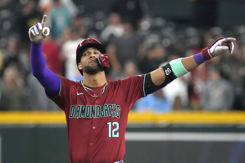 El cubano Lourdes Gurriel Jr. de los Diamondbacks de Arizona reacciona luego de conectar un doble productivo ante los Rockies de Colorado durante la quinta entrada del juego de béisbol el domingo 31 de marzo de 2024, en Phoenix. (AP Foto/Rick Scuteri)