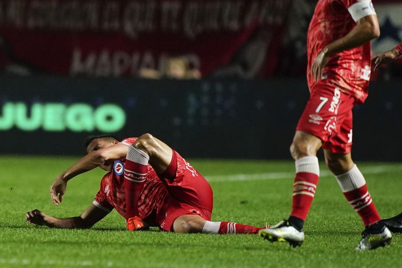 Luciano Sánchez, de Argentinos Juniors, se lesiona en una jugada con Marcelo, de Fluminense, durante el partido de la Copa Libertadores, disputado el martes 1 de agosto de 2023. (AP Foto/Iván Fernández)