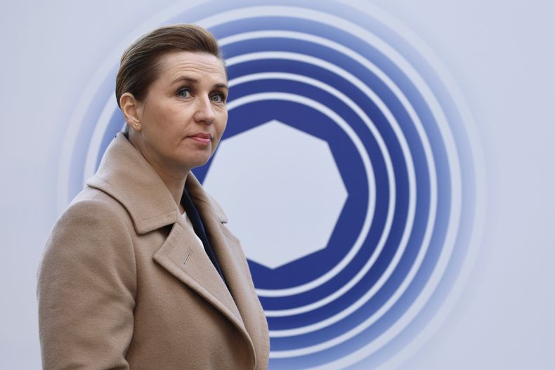 La primera ministra de Dinamarca, Mette Frederiksen, llega a una cumbre de la UE en el palacio de Egmont en Bruselas, el lunes 3 de febrero de 2025. (AP Foto/Geert Vanden Wijngaert)