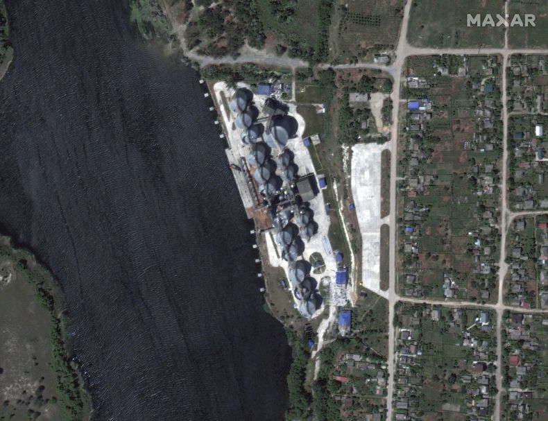 Esta imagen facilitada por Maxar Technologies muestra graneros en Nova Kajovka, Ucrania, el 5 de junio de 2023. (Imagen satelital ©2023 Maxar Technologies vía AP)