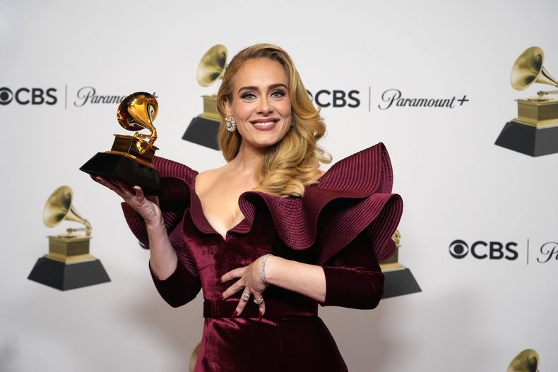 ARCHIVO - Adele, ganadora del premio a la mejor interpretación de pop solista por Easy on Me, posa en la sala de prensa de la 65a entrega anual de los Grammy el 5 de febrero de 2023, en Los Ángeles. Artistas de Universal Music Group, que incluyen a Taylor Swift, Drake, Adele, Bad Bunny y Billie Eilish, regresarán a TikTok ya que las dos partes han llegado a un nuevo acuerdo de licencia. (Foto AP/Jae C. Hong, archivo)