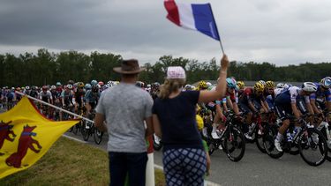 ARCHIVO - Los espectadores saludan el paso del pelotón del Tour de Francia durante la 19na etapa, el viernes 22 de julio de 2022. (AP Foto/Thibault Camus)