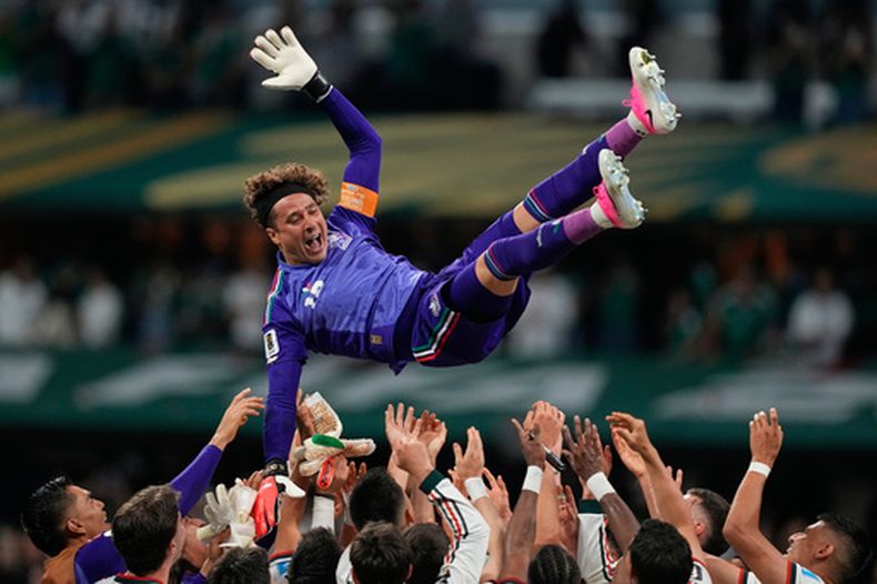 Guillermo Ochoa, arquero de la selección de México, es lanzado por los aires por sus compañeros tras la victoria ante Chequia en el Mundial, el miércoles 24 de junio de 2026 (AP Photo/Natacha Pisarenko )