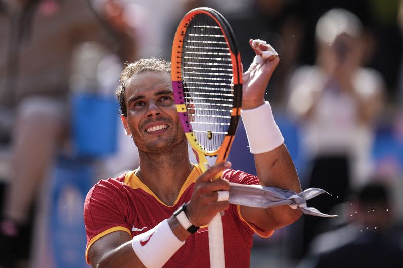 El español Rafael Nadal celebra su victoria ante el húngaro Marton Fucsovics en el teniss de los Juegos Olímpicos de París, el domingo 28 de julio de 2024. (AP Foto/Manu Fernández)