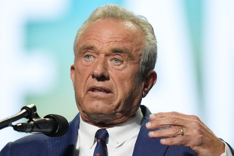 ARCHIVO - El secretario de Salud y Servicios Humanos de Estados Unidos, Robert F. Kennedy Jr., habla en la convención republicana el 10 de septiembre de 2026 en Dallas. (Foto AP/Alex Brandon, archivo)