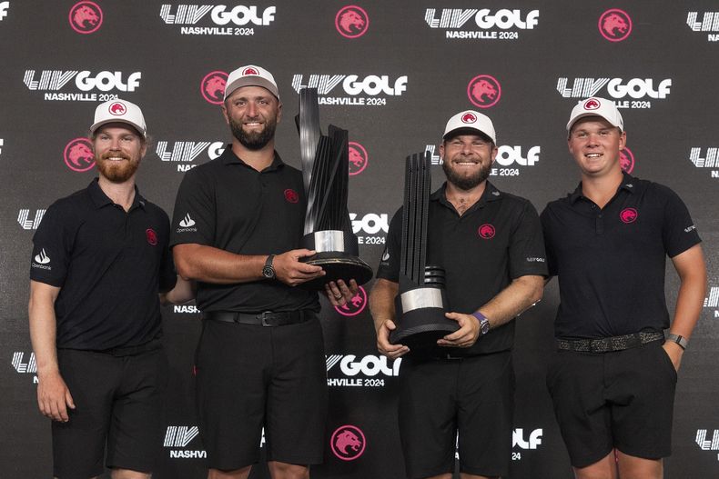 De izquierda a derecha, los campeones del equipo de primer lugar Kieran Vincent, el capitán Jon Rahm, Tyrrell Hatton y Caleb Surratt, de Legion XIII, celebran con el trofeo del equipo, mientras Hatton también sostiene el trofeo de campeón individual, después de la ronda final de LIV Golf Nashville en The Grove, el domingo 23 de junio de 2024, en College Grove, Tennessee. (Mike Stobe/LIV Golf)