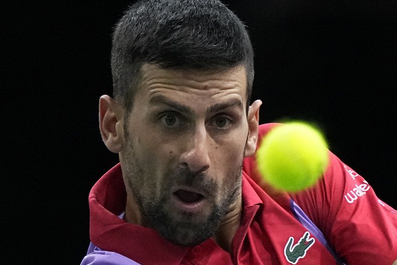 Novak Djokovic durante un partido por la segunda ronda del Masters de París, el 1 de noviembre de 2023. (AP Foto/Michel Euler)