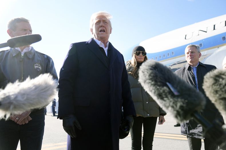 El presidente estadounidense Donald Trump habla con los medios de comunicación luego de que él y su esposa, la primera dama Melania Trump, bajaron del avión presidencial a su llegada al Aeropuerto Regional Asheville, en Fletcher, Carolina del Norte, el viernes 24 de enero de 2025. (AP Foto/Mark Schiefelbein)