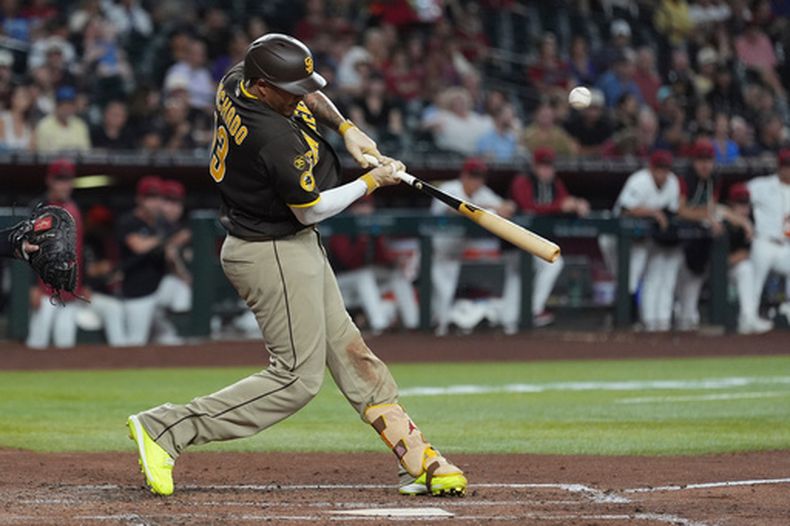 Manny Machado, de los Padres de San Diego, pega un sencillo de dos carreras en el encuentro del martes 4 de agosto de 2026, ante los Diamondbacks de Arizona (AP Foto/Ross D. Franklin)