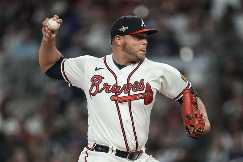 En foto de 9 de octubre del 2023, el relevista puertorriqueño de los Bravos de Atlanta Joe Jimenez trabaja la sexta entrada del juego 2 de la Serie Divisional ante los Filis de Filadelfia. El jueves 2 de noviembre del 2023, los Bravos firman un contrato de tres años con Jiménez. (AP Foto/John Bazemore)