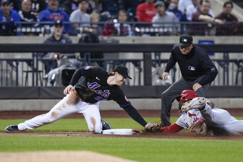 El tercera base de los Mets de Nueva York Brett Baty etiqueta a Jordan Walker de los Cardenales de San Luis tras un intento de robo de base en la quinta entrada del juego del viernes 16 de junio del 2023. (AP Foto/Frank Franklin II)