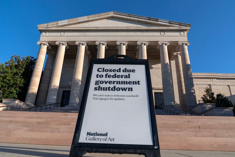 La Galería Nacional del Arte en Washington con un cartel diciendo que está cerrada por el cierre del gobierno, el 6 de octubre del 2025.. (AP foto/Jose Luis Magana)