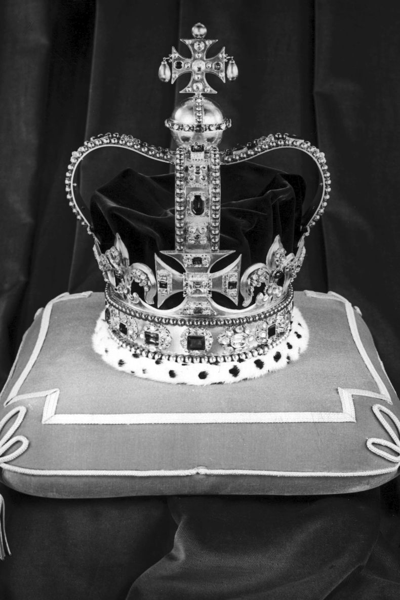 ARCHIVO - La Corona de San Eduardo, la corona oficial de Inglaterra, descansa sobre un cojín en la Torre de Londres el 24 de noviembre de 1952 antes de ser utilizada en la ceremonia de coronación de la reina Isabel II el 5 de junio de 1953. La coronación del rey Carlos III tendrá lugar, literalmente, cuando el arzobispo de Canterbury coloque la Corona de San Eduardo sobre la cabeza del rey Carlos. Debido a su importancia como pieza central de la coronación, esta será la única vez durante su reinado que el monarca usará la corona de oro macizo, que tiene un gorro de terciopelo púrpura, una banda de armiño y arcos entrecruzados rematados por una cruz. (Foto AP, archivo)