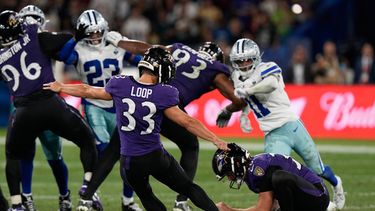 El pateador Tyler Loop (33) de los Ravens de Baltimore conecta el gol de campo de la victoria en la última jugada del partido de la NFL en contra de los Cowboys de Dallas el domingo 27 de septiembre de 2026, en Río de Janeiro, Brasil. (AP Foto/Fernando Llano)