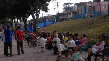 santiagueros duermen en los parques por temor a un terremoto