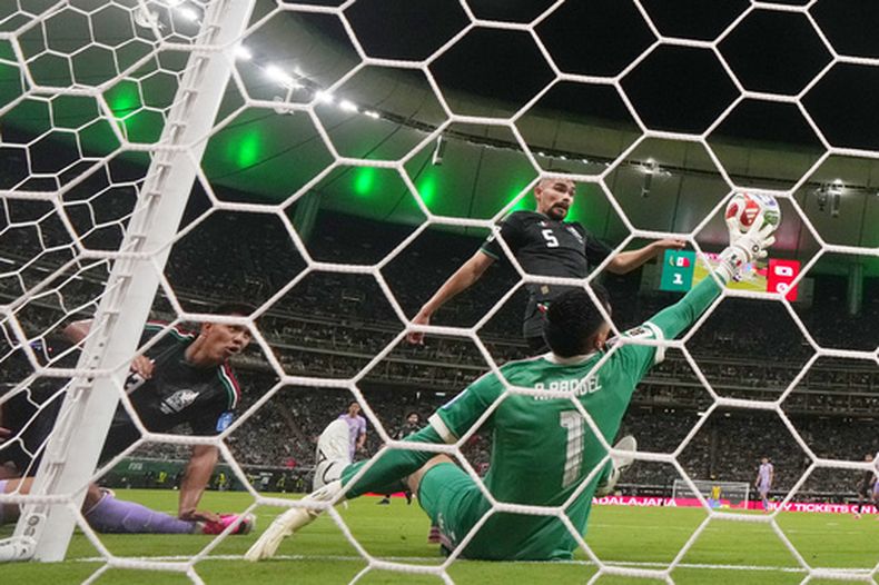 Raúl Tala Rangel, arquero de México, realiza una atajada durante el partido del Mundial ante Corea del Sur, el jueves 18 de junio de 2026 en Guadalajara (AP Foto/Fernando Llano)
