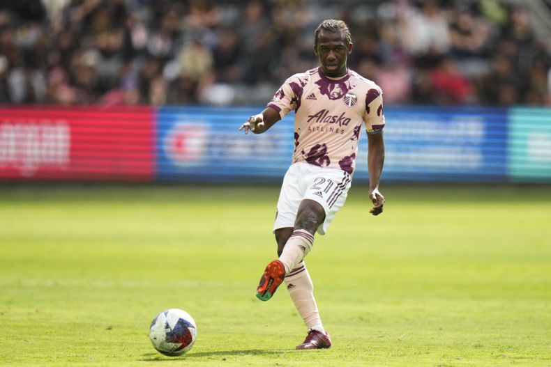 ARCHIVO - El mediocampista de los Timbers de Portland, Diego Chara, pasa el balón durante la primera mitad de un partido de fútbol de la MLS contra Los Angeles FC, el sábado 4 de marzo de 2023, en Los Ángeles. (AP Foto/Jae C. Hong, Archivo)