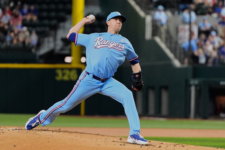 El lanzador de los Rangers de Texas, Jacob deGrom, realiza un lanzamiento ante Seiya Suzuki, de los Cachorros de Chicago, y consigue el ponche número 1,900 de su carrera en la primera entrada de un partido de béisbol el domingo 10 de mayo de 2026, en Arlington, Texas. (Foto AP/Tony Gutierrez)