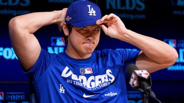 El japonés Shohei Ohtani, de los Dodgers de Los Ángeles, habla en una conferencia de prensa el viernes 2 de octubre de 2026 (AP Foto/Mark J. Terrill)
