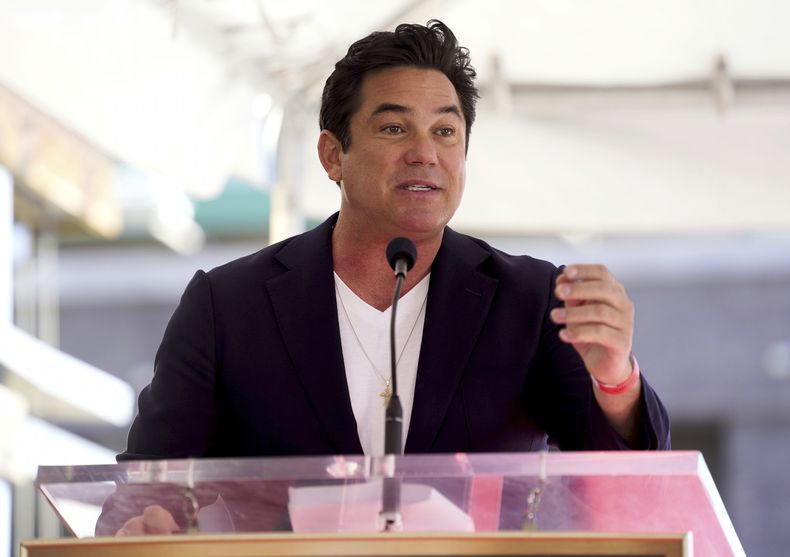 ARCHIVO - Dean Cain habla durante una ceremonia en honor a Mehmet Oz con una estrella en el Paseo de la Fama de Hollywood en Los Ángeles el 11 de febrero de 2022. (Foto AP/Chris Pizzello, archivo)
