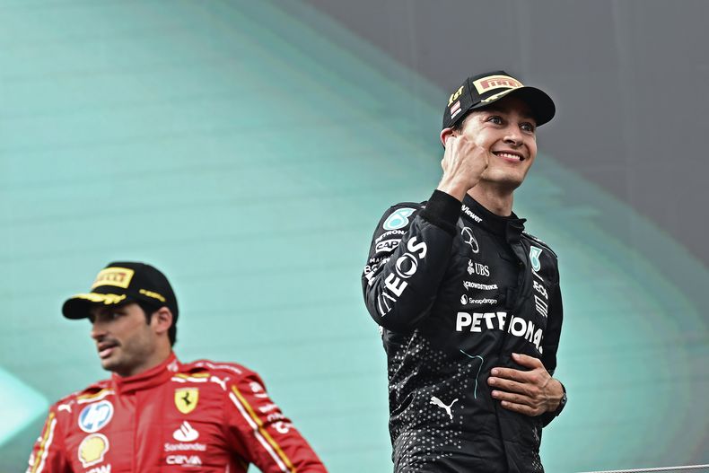 El piloto de Mercedes George Russell celebra en el pedio tras ganar el Gran Premio de Austria en el Red Bull Ring el domingo 30 de junio del 2024. (AP Foto/Christian Bruna)