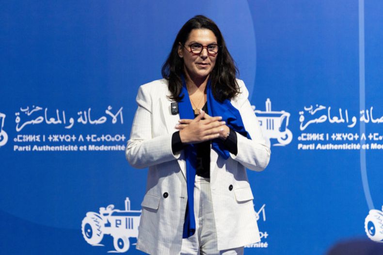 La ministra marroquí Fatima Ezzahra El Mansouri, alcaldesa de Marrakech, participa en un acto electoral del Partido Autenticidad y Modernidad antes de las elecciones legislativas, en Tánger, Marruecos, el 16 de septiembre de 2026. (AP Foto/Mosaab Elshamy)