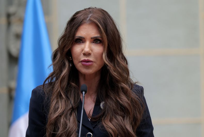 La secretaria de Seguridad Nacional de Estados Unidos, Kristi Noem, durante una ceremonia en la Ciudad de Guatemala, el jueves 26 de junio de 2025. (Anna Moneymaker/Pool Photo vía AP)