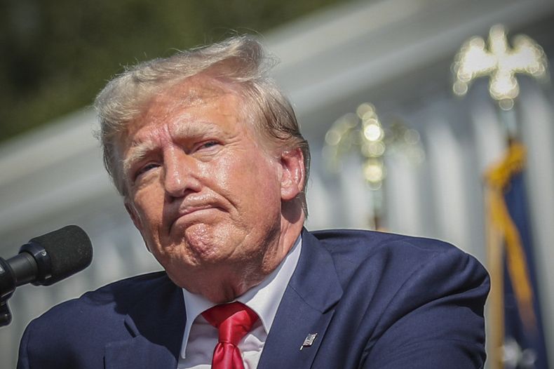 ARCHIVO - El expresidente Donald Trump hace una pausa antes de concluir sus declaraciones en un mitin el 25 de septiembre de 2023, en Summerville, Carolina del Sur. (AP Foto/Artie Walker Jr., archivo)