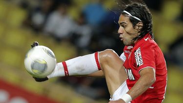 americateve | En esta foto del 8 de noviembre del 2013 se ve al futbolista colombiano Radamel Falcao, del M&oacute;naco, durante un partido de la Liga Francesa en M&oacute;naco. Falcao se incorporar&aacute; al Manchester United a pr&eacute;stamo. (AP Foto/Lionel Cironn