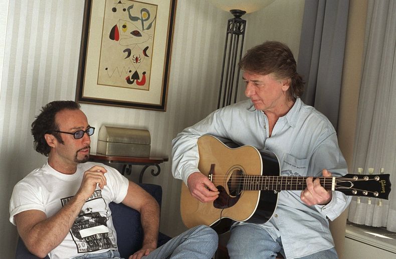 ARCHIVO- Paul Rodgers, izquierda, y Mick Ralphs, miembros de la banda Bad Company, posan en Nueva York el 5 de abril de 1999. (Foto AP/Jim Cooper, archivo)