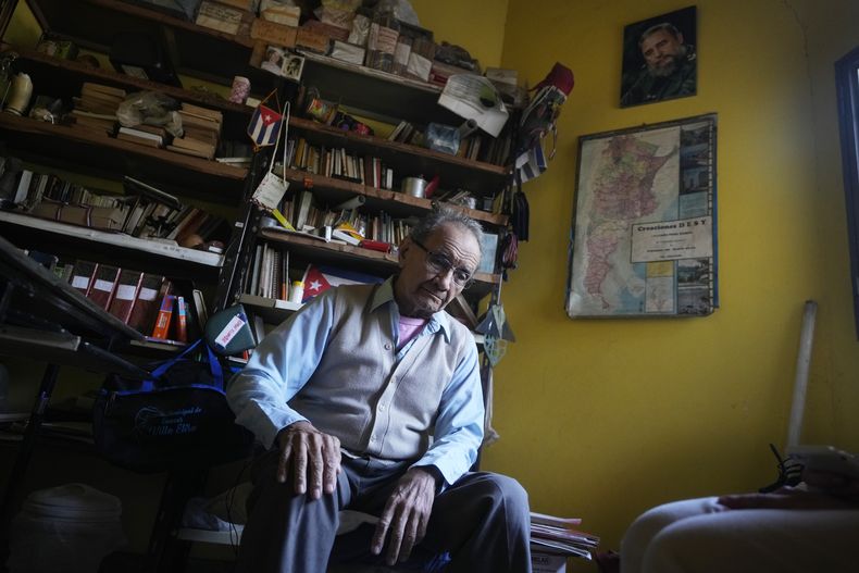 Emilio Barreto, que fue encarcelado sin cargos durante 13 años en la dictadura del general Alfredo Stroessner, hace una pausa durante una entrevista en su casa, el miércoles 14 de agosto de 2024, en Lambare, Paraguay. (AP Foto/Jorge Saenz)