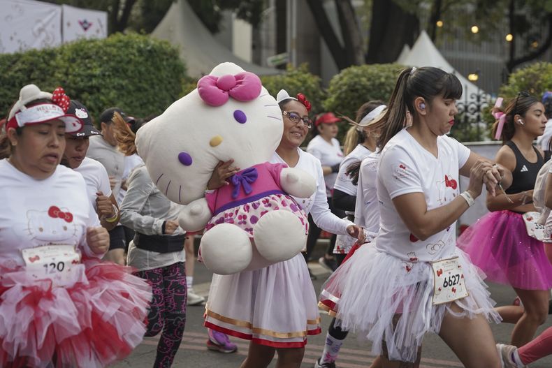 Fans del personaje japonés Hello Kitty compiten en una carrera durante la celebración del 50 aniversario de Kitty, en la Ciudad de México, el domingo 13 de octubre de 2024.(Foto AP/Aurea Del Rosario)