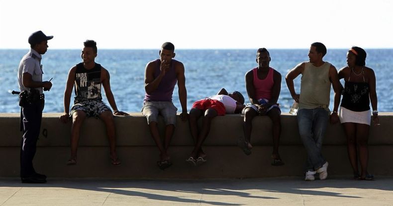 malecon policia cuba.jpg