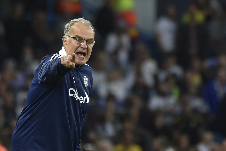 ARCHIVO - El técnico de Leeds Marcelo Bielsa durante el partido contra Liverpool en la Liga Premier inglesa, el domingo 12 de septiembre de 2021, en Leeds. Bielsa ha sido designado como el nuevo técnico de Uruguay. (AP Foto/Rui Vieira)
