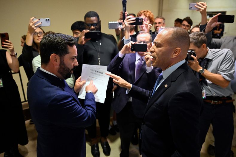 El representante Michael Lawler, republicano de Nueva York, a la izquierda, enfrenta al líder de la minoría en la Cámara de Representantes, Hakeem Jeffries, demócrata de Nueva York, en una acalorada discusión sobre la propuesta de ley H.R.5145 que ampliaría la Ley estadounidense del plan de rescate de 2021 (ARPA) y la Ley de reducción de inflación de 2022, en el Capitolio de Estados Unidos, el miércoles 8 de octubre de 2025, en Washington. (AP Foto/John McDonnell)