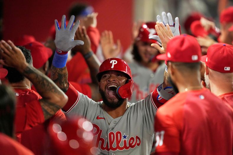 El panameño Edmundo Sosa, de los Filis de Filadelfia, festeja en la cueva luego de conseguir un grand slam en el encuentro del viernes 28 de agosto de 2026 ante los Angelinos de Los Ángeles (AP Foto/Mark J. Terrill)