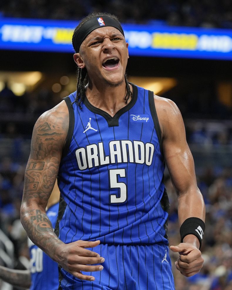 Paolo Banchero, alero del Magic de Orlando, reclama durante el sexto partido de la serie de playoffs ante los Cavaliers de Cleveland, el viernes 3 de mayo de 2024 (AP Foto/John Raoux)