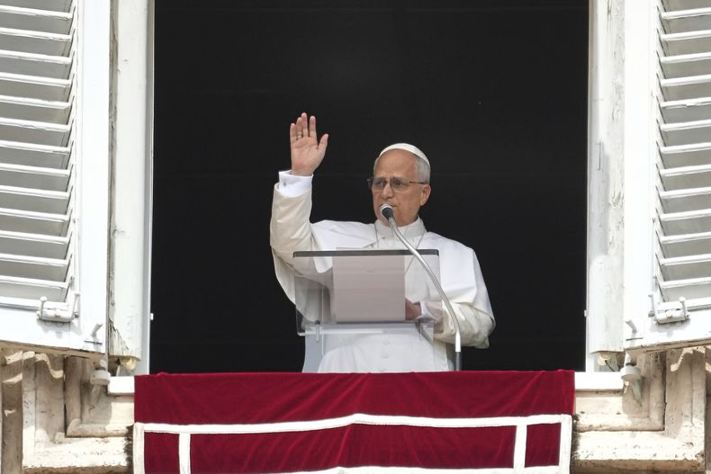 El papa León XIV aparece en la ventana de su estudio para bendecir a los fieles reunidos en la plaza de San Pedro del Vaticano para la plegaria del Angelus, el domingo 14 de septiembre de 2025. (AP Foto/Gregorio Borgia)